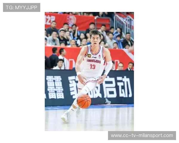 郭艾伦剃发变身:从篮球场到时尚舞台,个人魅力全面升级